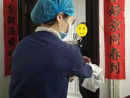 △宝医集团一院支援海华社康的陈瑜华护士给居民送药。(供图:海华社康)