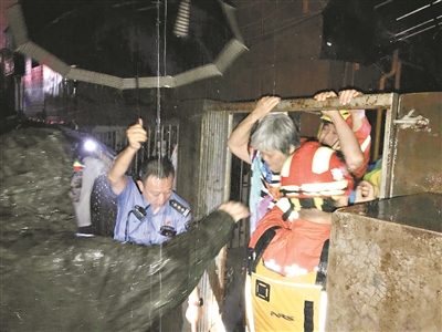 福田警方雨中转移群众。