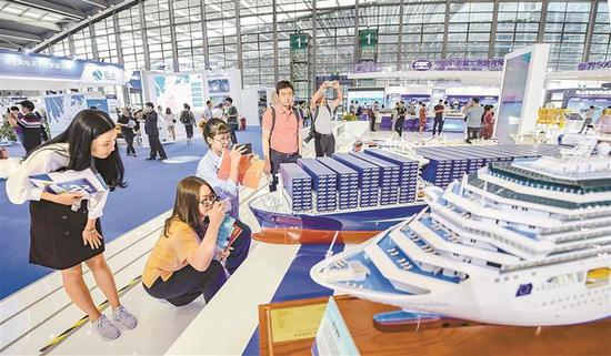 2019海博会期间，各式海洋运输设备模型吸引了各界关注。 深圳特区报记者 何龙 摄