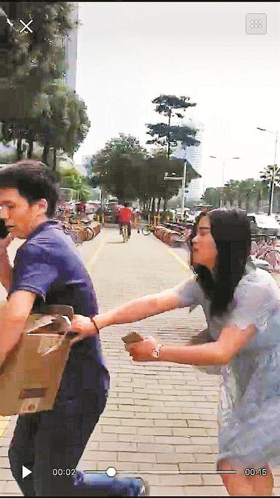 店员当街抢酒视频截图