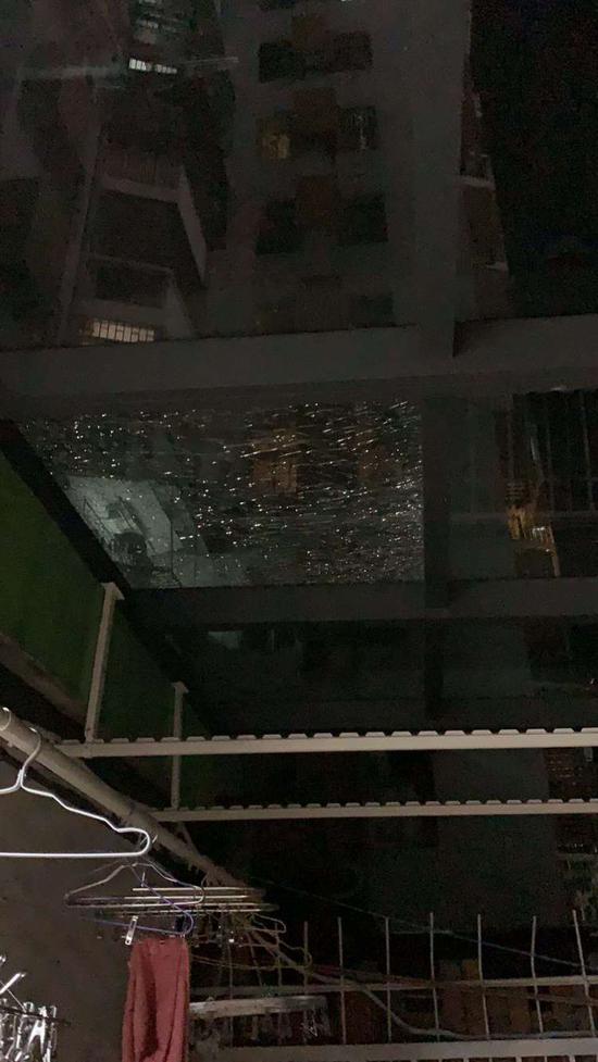  谢女士家中阳台的玻璃碎成了蜘蛛网状。
