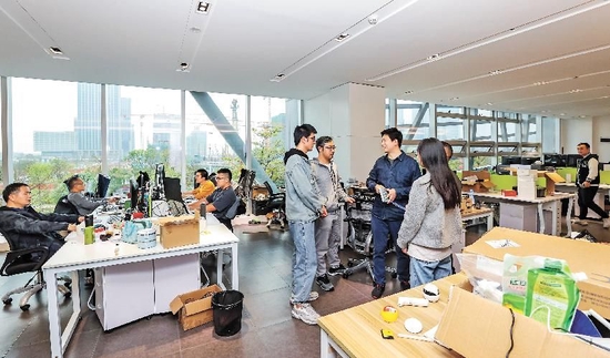 　　前海深港梦工场二期创业园内，粤港澳大湾区青年创新创业中心团队正在为园区团队介绍最新的扶持政策。 深圳特区报记者 何龙 摄