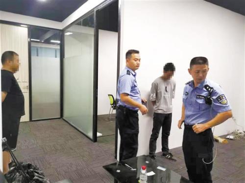 警方捣毁诈骗窝点 羊城晚报 图