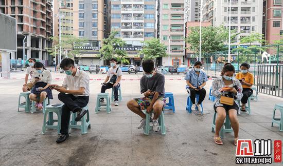 市民正在排队等待核酸采样。