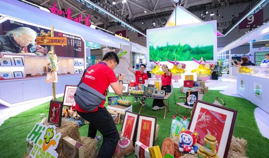 文博会吉林展区,主播对吉林特色产品进行直播带货。深圳特区报记者 何龙 摄
