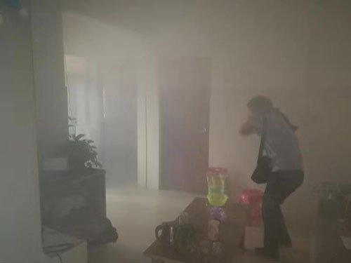 粗心老人忘关火险酿祸 网格员及时发现排除险情