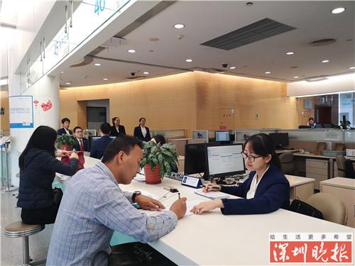 ▲在市行政服务大厅,市民前来咨询办理业务。深圳晚报记者 李瑶娜 摄