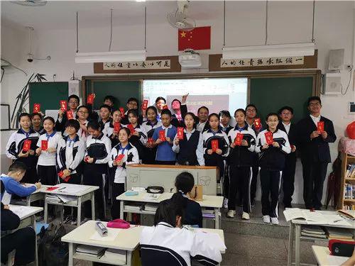 期末考结束后,何海辉给孩子们发红包