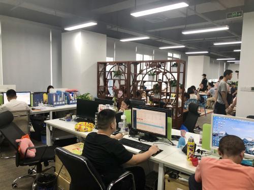 ▲公司员工仍在正常办公 记者 邱志东摄