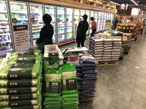 ▲华润万家（彩田店）粮油区货源充足。