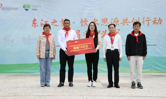 深圳市善德环境(集团)有限公司副总经理邱香、深圳市水务规划设计院股份有限公司副总经理王健作为爱心企业代表向留车镇中心校捐赠