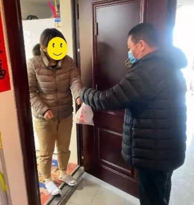 △第五支部党员、甲岸社康中心主任谢艺明到宝安区白金时代公寓,为一位高血压患者送药。(供图:甲岸社康)