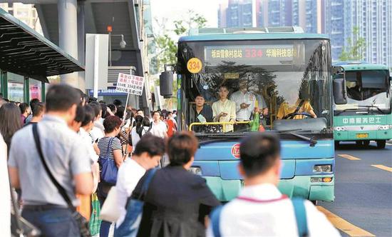许多公交线路人流量太大，须经常作出调整。 深圳商报记者 廖万育 摄