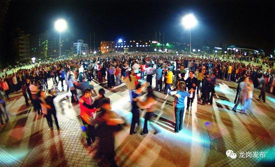 ▲横岗广场“千人舞会”，曾是打工者们最喜爱的娱乐休闲活动。摄于1997年。