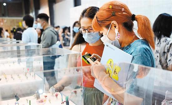 “余物新秩序”公共艺术展在华侨城创意文化园举行。