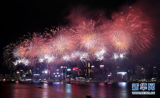 这是10月1日晚拍摄的香港维多利亚港烟花汇演。新华社记者 李钢 摄