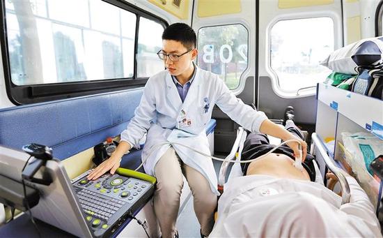 救护车上的医护人员使用5G网络进行远程诊断。