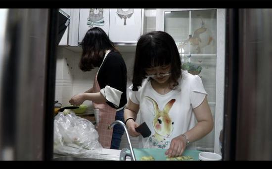 蕾蕾和朋友一起做饭。视频截图