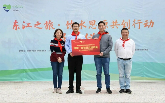 深圳邦创虚拟现实创业投资有限公司董事长助理张卫向寻乌县捐赠智慧党建设备