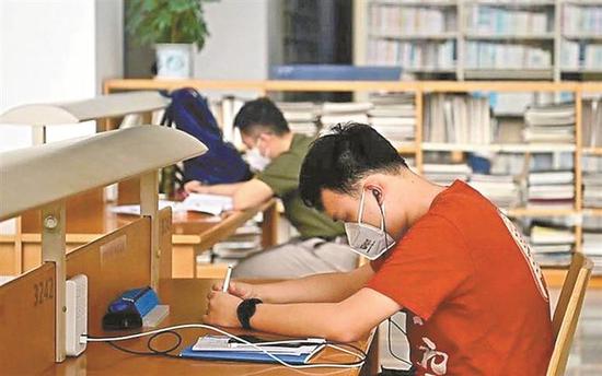 ▲市民们又可以回到喜爱的深圳图书馆学习了。