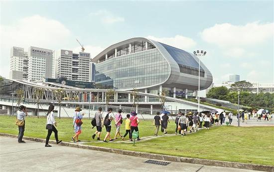 ▲深圳大学城校园2018开放日，百余名市民在主办单位深圳晚报的组织下来到大学城参观。本版图片均由深圳晚报记者 冯明 摄