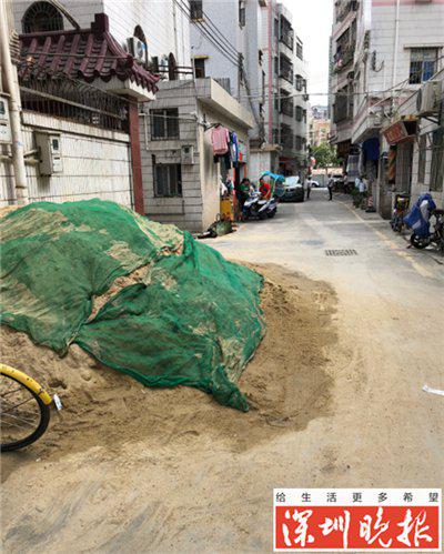 ▲事发时,小女孩就在家门口的路边玩耍