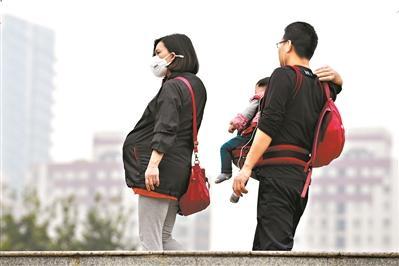 “二孩”潮下，珠三角各市均出台措施为孕妇及新生儿保驾护航。广州日报全媒体记者龙成通 摄