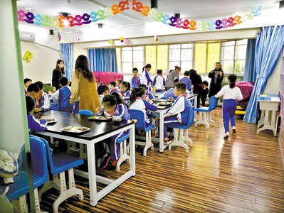 深圳中心区一午托机构位于居民住宅区一楼，午餐时间附近小学的数十名孩子在此午餐午休。