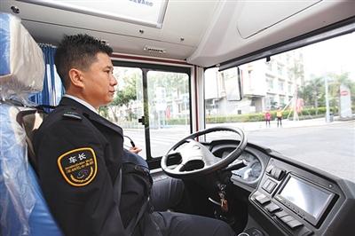 在自动驾驶公交车内,司机可以“撒把”驾驶。 深圳巴士集团供图
