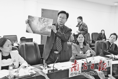 人大代表胡桂梁现场展示饮水源保护区污染照片。南方日报记者 朱洪波 鲁力 摄