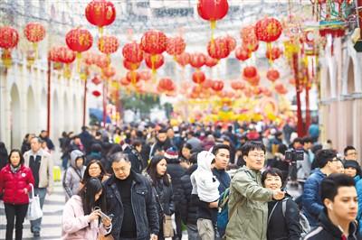 图为近日旅客在澳门议事亭前地游览。新华社记者 张金加摄