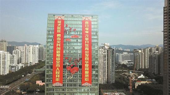 市城管局在深圳广电大厦南侧玻璃幕墙上设置了长73米,宽10米的巨幅春联。