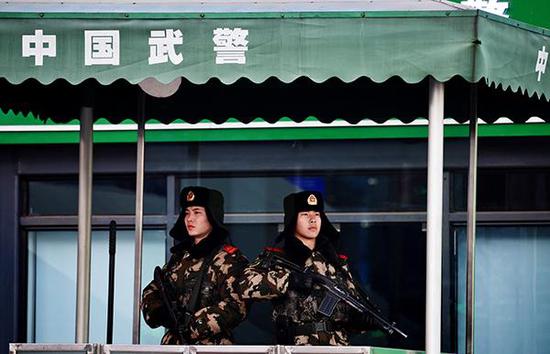 2018年2月1日,北京西站,武警站岗,确保春运安全。 东方IC 图