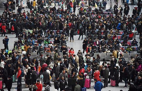 2018年2月1日,旅客们在杭州东站候车大厅候车。当日,为期40天的春运正式开始。 东方IC 图