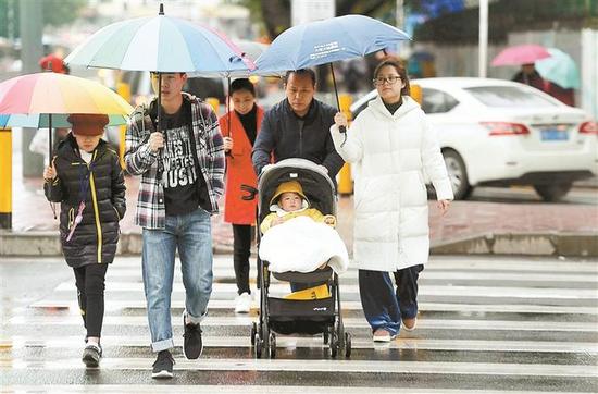 ▲昨日，深圳天气寒冷，不少市民穿上了棉衣。深圳晚报记者 冯明 摄