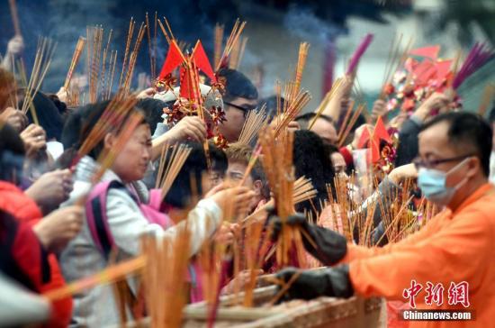 资料图:香港市民烧香祈福。中新社记者 张宇 摄