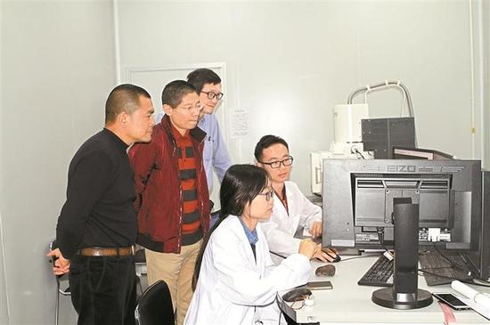 ▲北京大学深圳研究生院新材料测评中心正在检测段维发现的石头。 深圳晚报记者 杨端端 摄