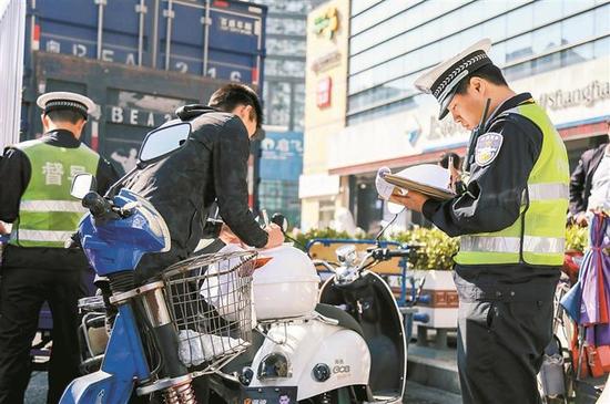 ▲深圳交警在交通大整治行动中查扣的涉摩涉电车辆。深圳晚报记者 马超 摄