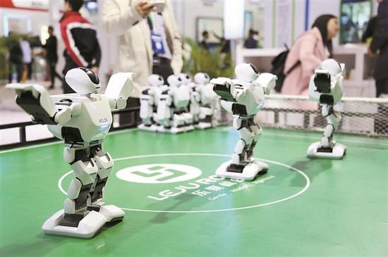 由深圳企业制作的机器人在CES上展示。