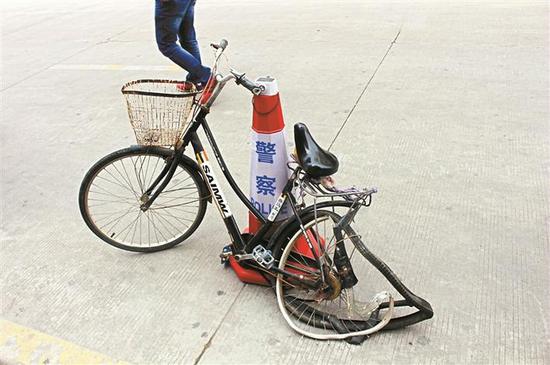 ▲被撞自行车骑行者孙某的车子。深圳晚报记者 马超 摄