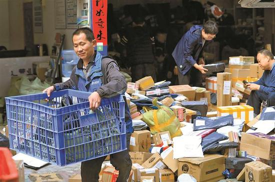 ▲2月26日，位于福田区的一家快递公司业务员正在分拣包裹。 深圳晚报记者 陈玉 摄