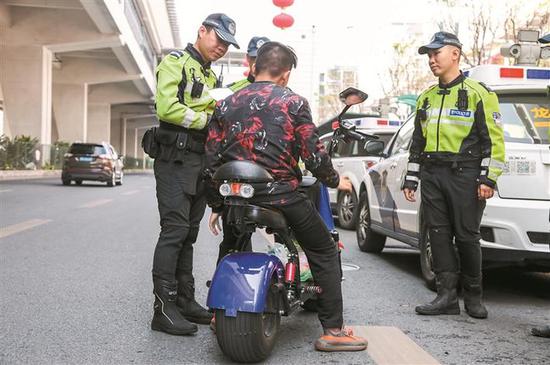 ▲交警在执法行动中查处违法车辆。深圳晚报记者 马超 摄