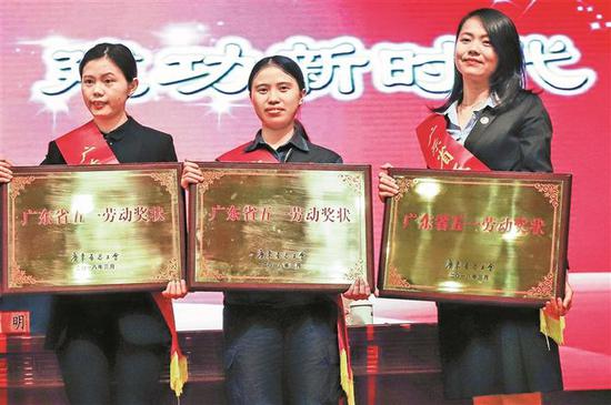 ▲孙静君（中）代表深航木兰班组获颁广东省五一劳动奖牌匾。