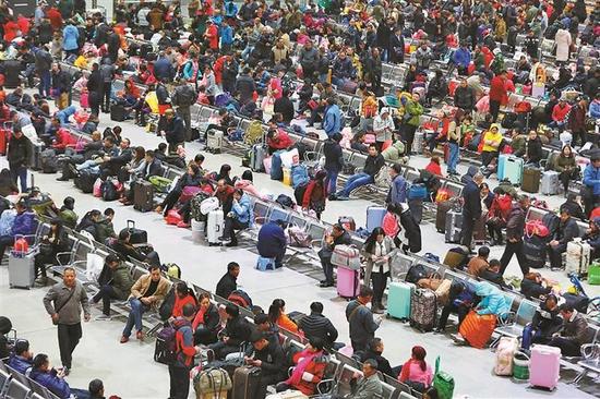 ▲1月31日深夜，深圳东站候车厅内人头攒动，这些乘客将搭乘春运首班列车返乡。