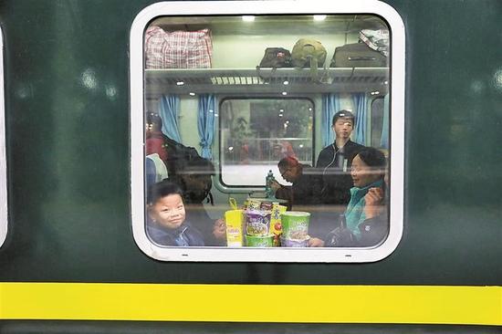 ▲旅客搭乘上列车，小朋友露出笑容。 本版图片均由深圳晚报记者 陈玉 摄