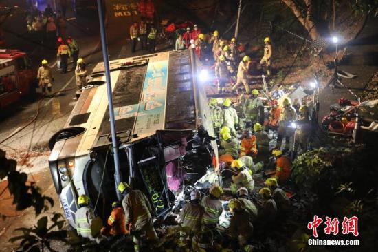 据香港媒体2月10日报道，一辆双层巴士当日在香港新界一条公路上失事侧翻，已造成19人死亡，数十人受伤。中新社记者 麦尚旻 谢光磊 摄