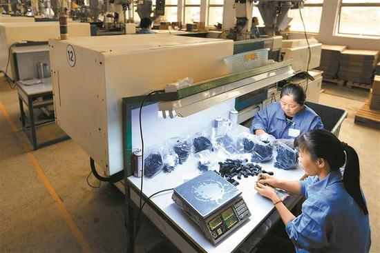 深圳对口帮扶建设的汕尾市陆河县产业园里,第一家企业已开始投入生产。 深圳特区报记者 王雨渤 摄