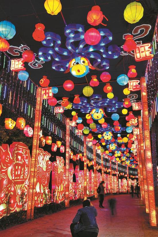 灯笼高挂,年味儿浓。市城管局供图