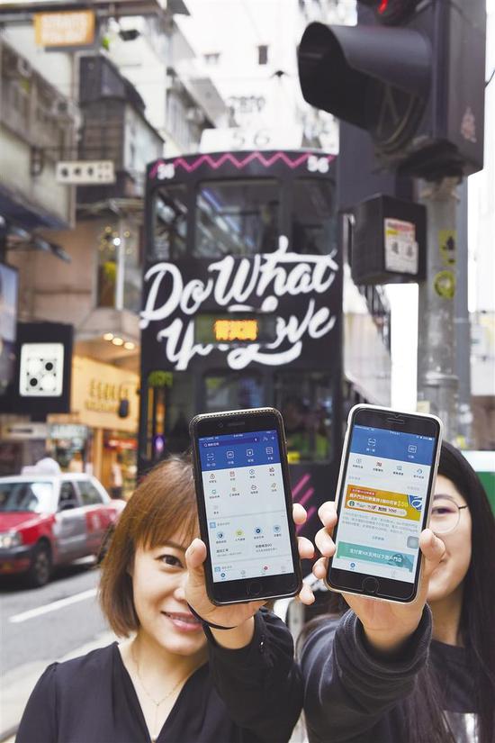 如今,香港已经是全世界唯一一个有两个“支付宝”同时在用的地方。来自内地的游客在这里可以用自己最熟悉的支付宝,而家在香港的当地人也能扫支付宝的“姐妹版”APP——AlipayHK。