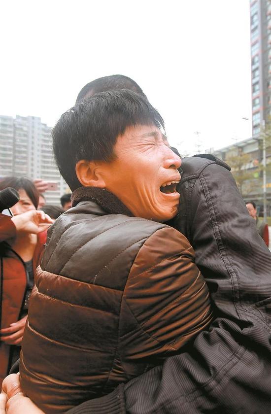 严小军抱住严淇失声痛哭。